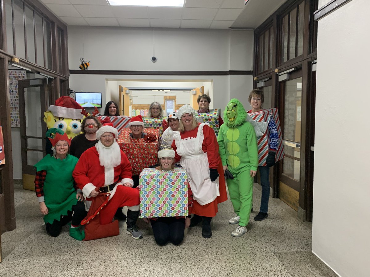 aprilsix6's tweet photo. Merry Christmas from all your friends at Stewart Elementary! 🎄#washpride https://t.co/6K9VjE9fee