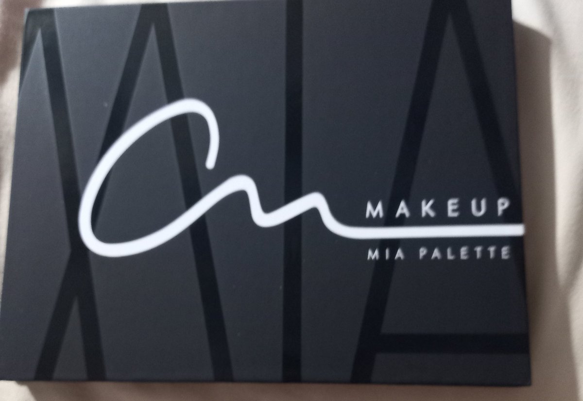 Rebelderbd39501's tweet photo. @Anahi 
Hoy es mi cumpleaños, cumplo 22 de regalo me dieron mi, Mía palette mi sueño es que de regalo tu me des un follow me @Anahi @AnMakeup1111 https://t.co/19EvG0gZO3