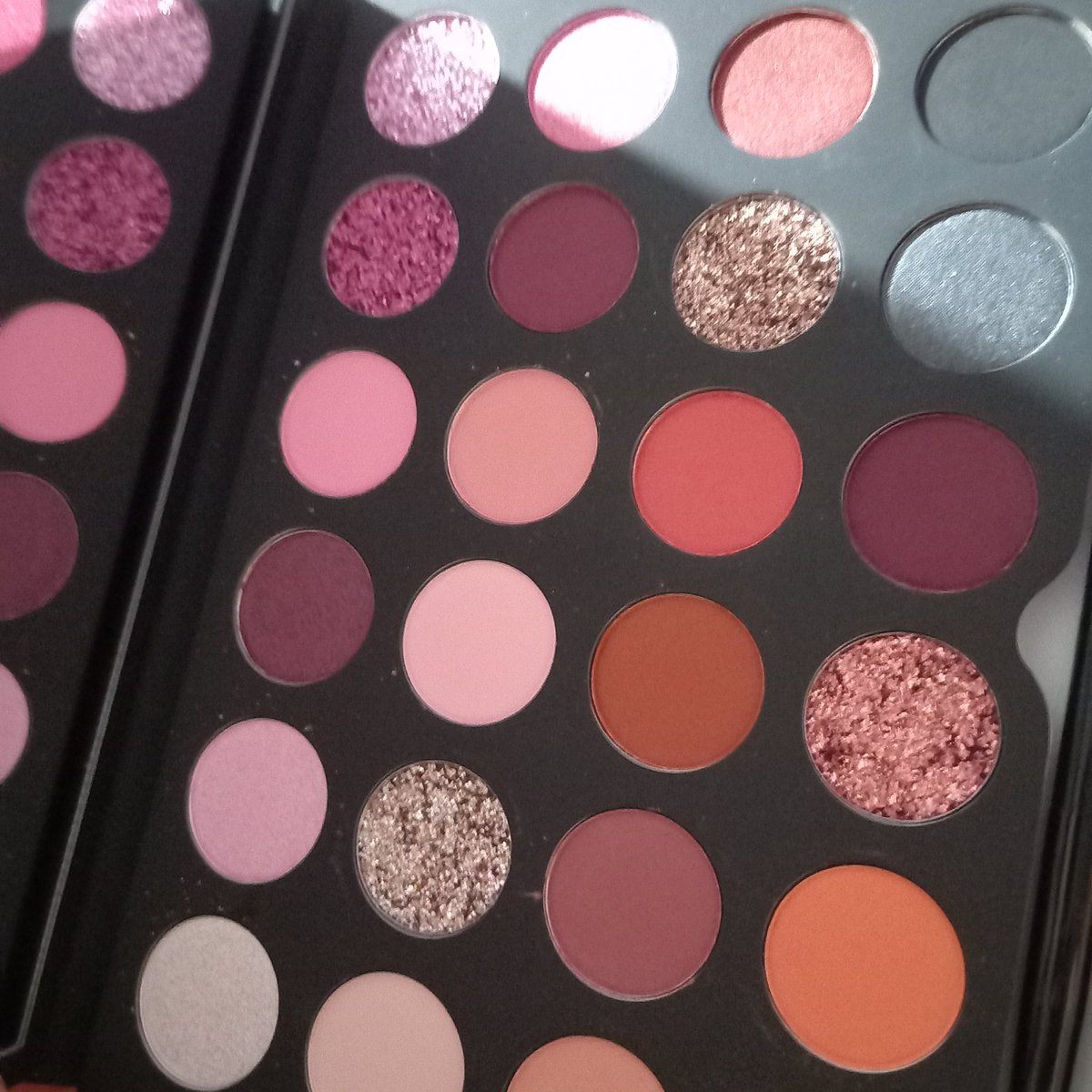 Rebelderbd39501's tweet photo. @Anahi 
Hoy es mi cumpleaños, cumplo 22 de regalo me dieron mi, Mía palette mi sueño es que de regalo tu me des un follow me @Anahi @AnMakeup1111 https://t.co/19EvG0gZO3