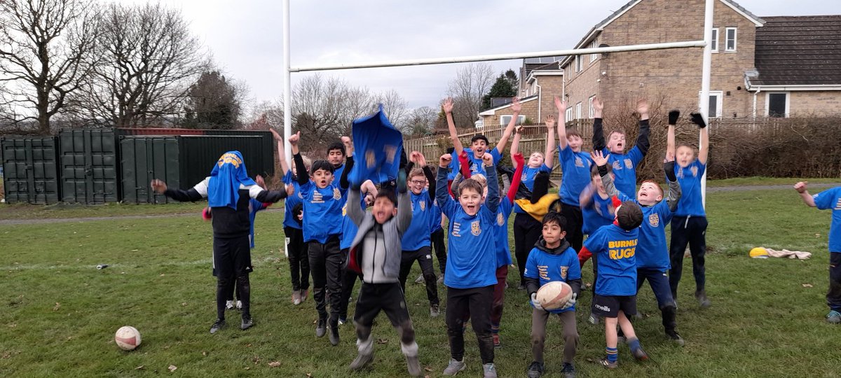 simon_finnan's tweet photo. Winter #HAF2021 camp @Burnley_RUFC first day was a huge success, kids engaging in Boxing &amp; Rugby Skills. 

@burnleycouncil 
@educationgovuk 

🥊🏉🙂🎅🤶👍 https://t.co/j0HzgHlzUf