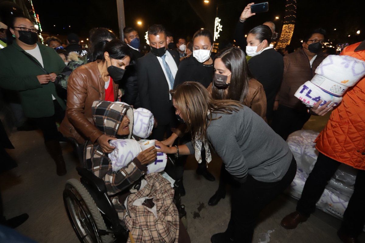 GobTlaxcala's tweet photo. La Gobernadora @LorenaCuellar celebró con familias tlaxcaltecas la Gran Posada Navideña que se llevó a cabo en el zócalo capitalino, a quienes les deseó una feliz navidad y año nuevo en unión. https://t.co/zxR5Mbry61