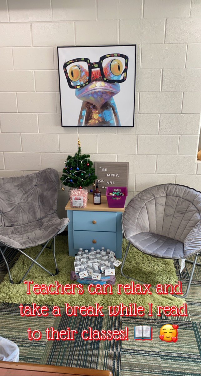 Denise_Short3's tweet photo. I loved going into classrooms this week to read while the teachers went to my office to relax. 💜 https://t.co/4WvTxmpDCq