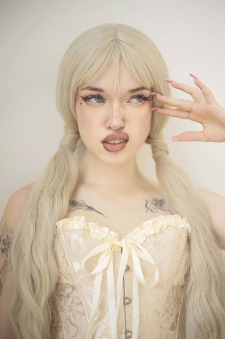 beige vibes 🌨 https://t.co/nyugCPDWcB