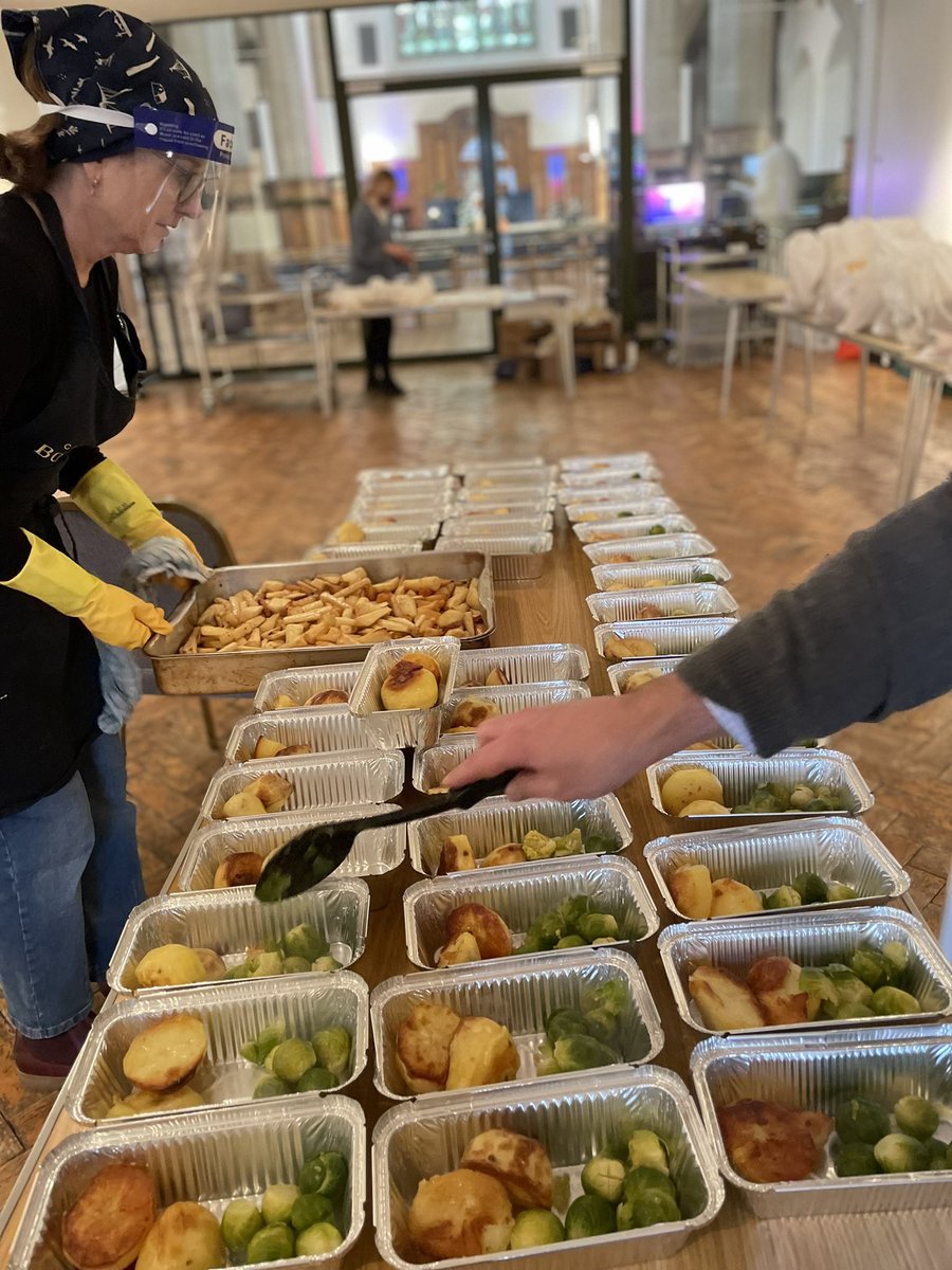 StMikesStSteves's tweet photo. A huge thanks to the team today helping cook &amp; give out 69 full Christmas dinners to our community lunch guests! #southfields #christmas #christmasdinner #wandworth #communitylunch https://t.co/lhBzKBoA4Q