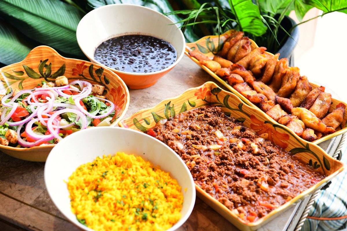 HavanaCentral's tweet photo. We've got your holiday menu covered! 🎅🍽 From Festive Family Bundles to Party Platters of classic Cuban dishes &amp; sweets, skip the crowded grocery stores and simply pick up curbside from us! Order here: https://t.co/WVsN8sPxOp https://t.co/90bMzWGacz