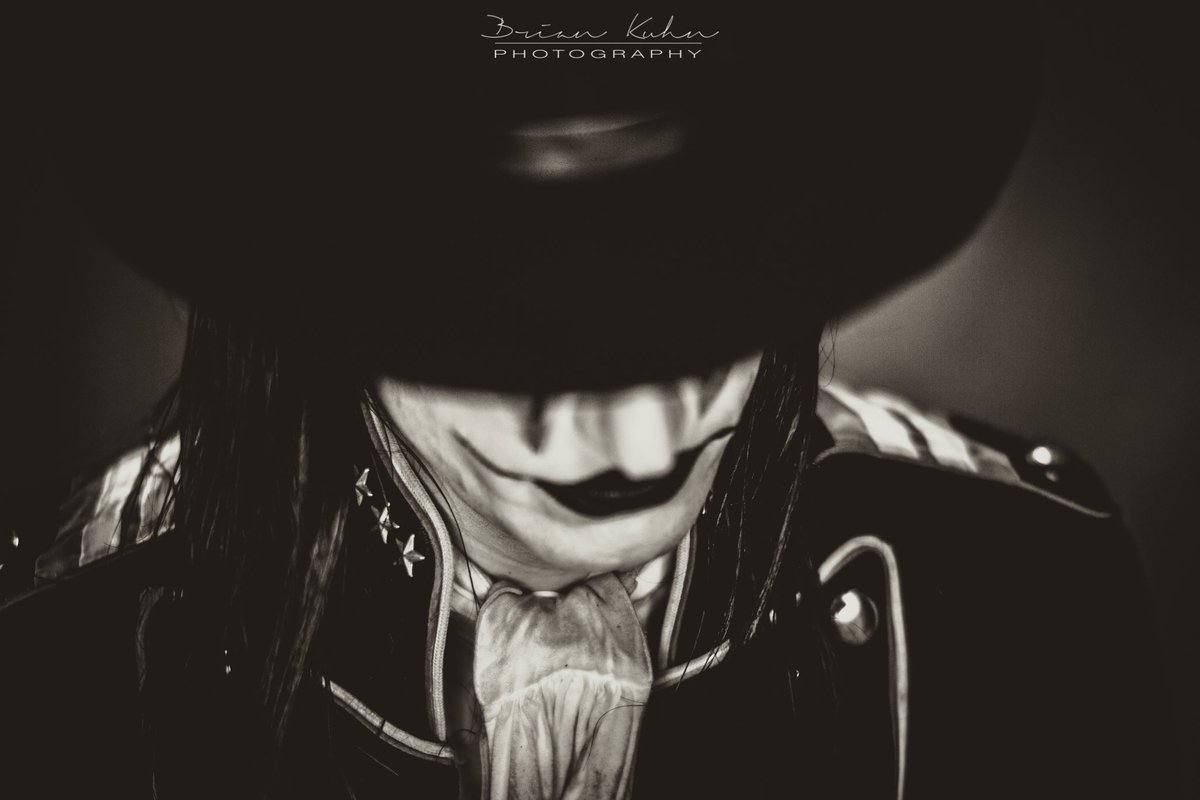 If you want, I ask them to turn off the lights. It’s easier that way, just don’t look in their eyes. #avatarmetal