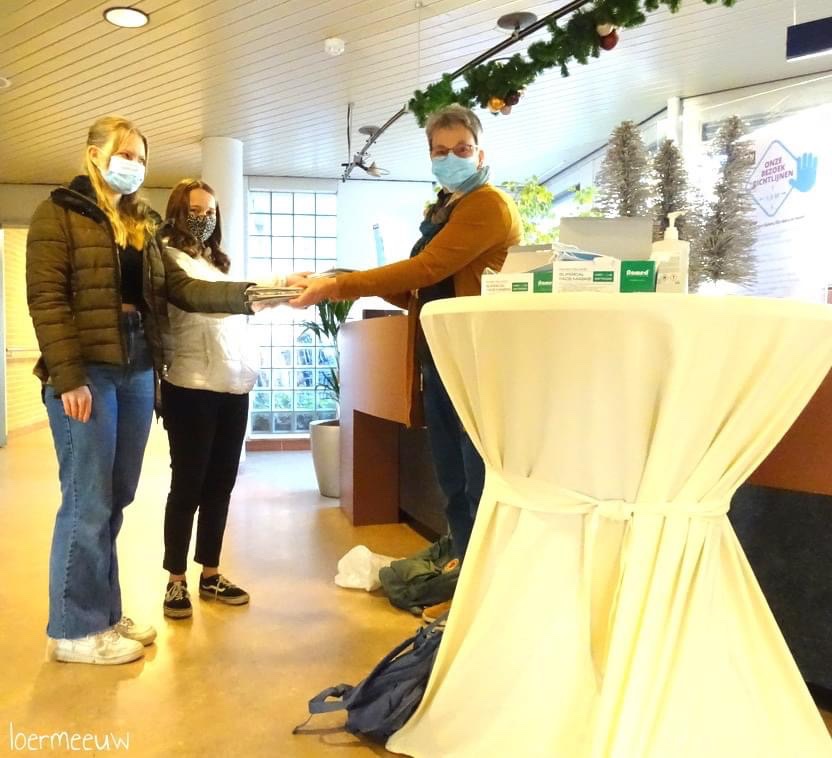 HetBaken_zorg's tweet photo. Laten we tijdens deze donkere dagen Ashley en Tirza eens in het zonnetje zetten! De meiden organiseerden dit jaar voor het tweede jaar op rij een kerstkaartenactie. Een prachtig gebaar waarmee ze honderden ouderen in Elburg en omstreken verblijden! 

#kerstkaarten #kerst https://t.co/nAAs3evV6C