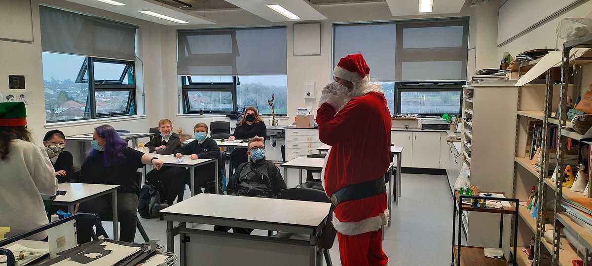 QMAOfficial's tweet photo. We wish all of our school community a safe and enjoyable Christmas and New Year. All pupils are back on Thursday 6th Januray #faith #community https://t.co/D7jAWgs6XG