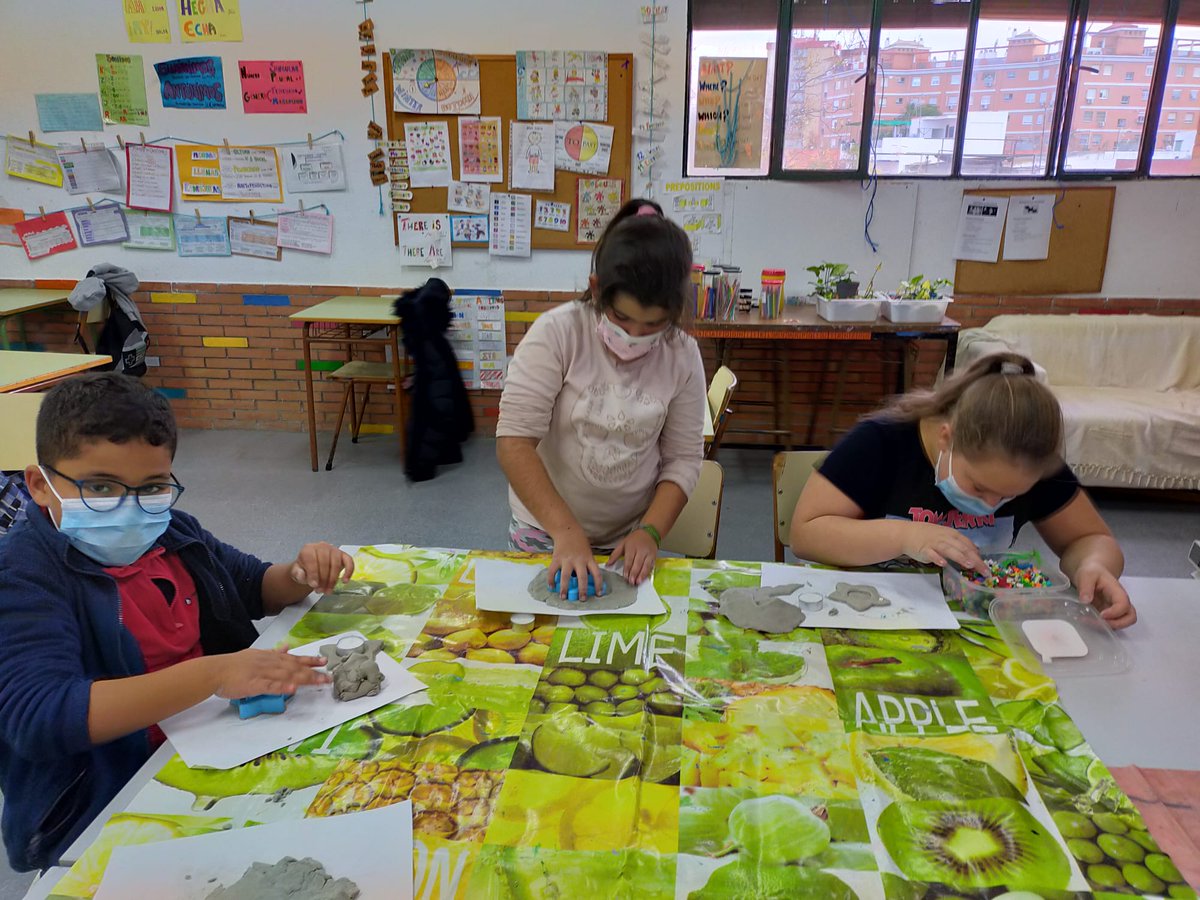 ASOCIACIONRUTAS's tweet photo. ¡¡Así han quedado nuestros candelabros de Navidad con papel maché!! 🙌🏻🎄🤩 #CaixaProinfancia #sevilla #infancia #educación #cpinortesanlazaro #labachillera @FundlaCaixa https://t.co/oSI66hVt4h