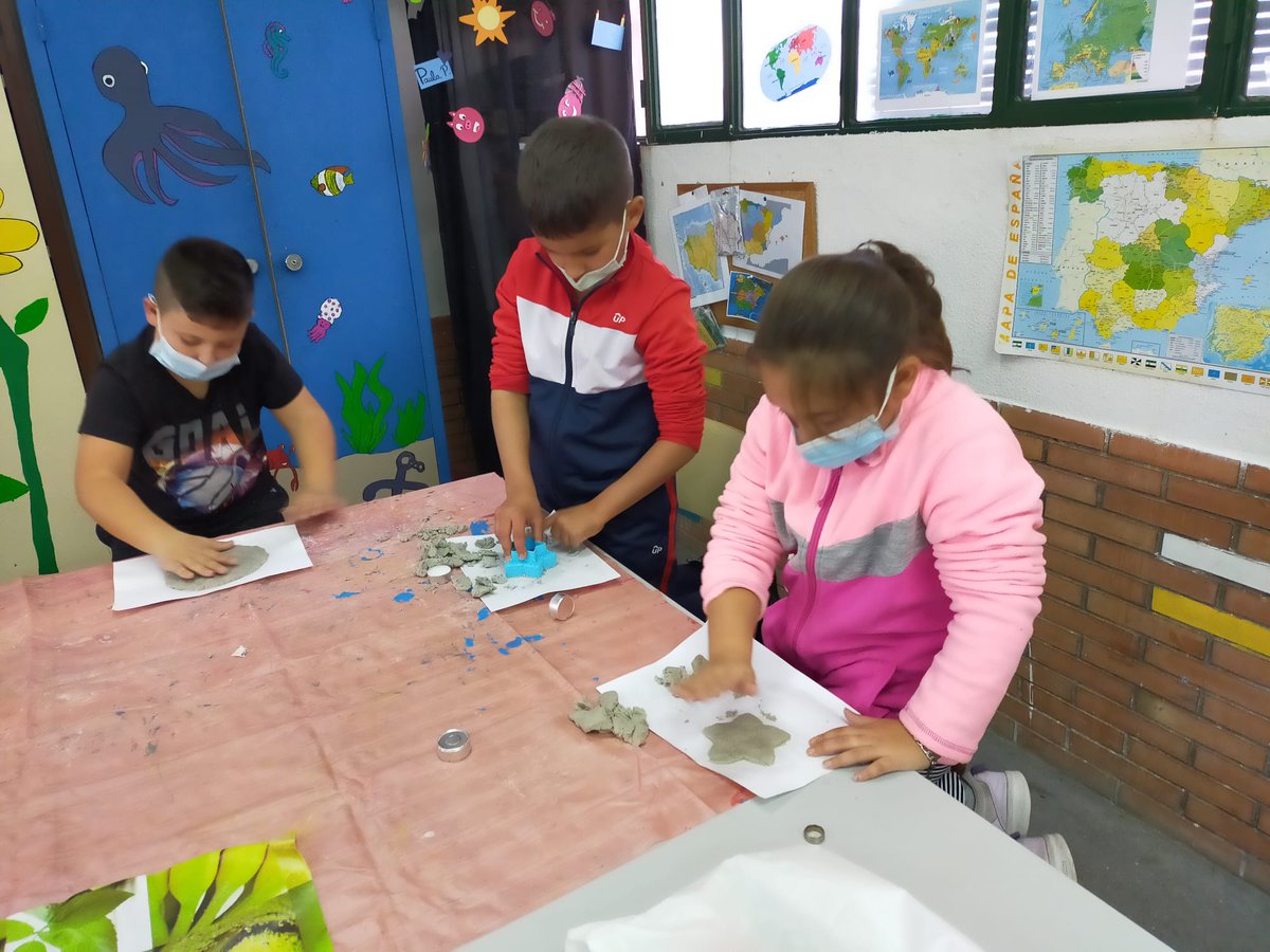 ASOCIACIONRUTAS's tweet photo. ¡¡Así han quedado nuestros candelabros de Navidad con papel maché!! 🙌🏻🎄🤩 #CaixaProinfancia #sevilla #infancia #educación #cpinortesanlazaro #labachillera @FundlaCaixa https://t.co/oSI66hVt4h