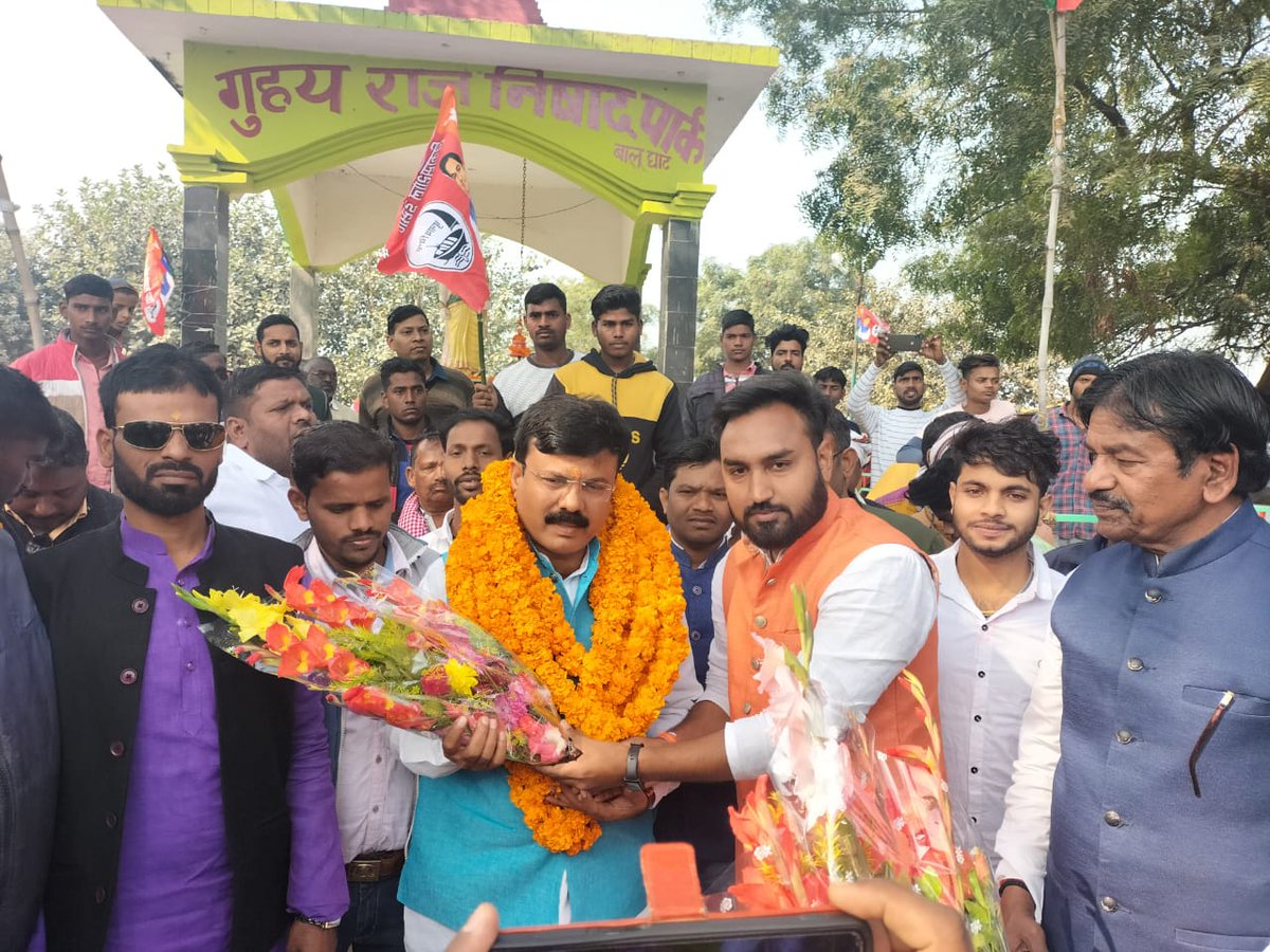 vippartyindia's tweet photo. उत्तर प्रदेश के मिर्जापुर जनपद के चुनार विधानसभा में पार्टी के युवा मोर्चा के राष्ट्रीय अध्यक्ष श्री संतोष सहनी जी एवं पूर्वांचल के प्रदेश अध्यक्ष श्री राजाराम बिन्द जी ने पार्टी पदाधिकारियों एवं कार्यकर्ताओं के साथ बैठक की। https://t.co/B7krWT5GNA
