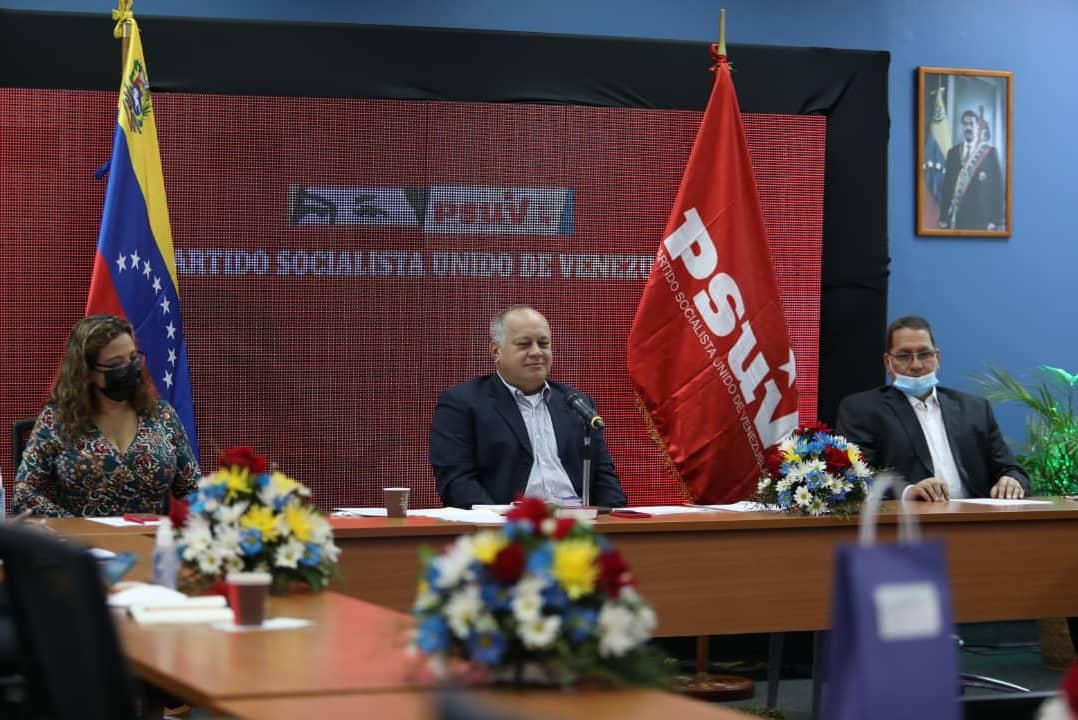 PartidoPSUV's tweet photo. Nuestro primer vicepresidente, Diosdado Cabello participó en compañía de algunos miembros de la Dirección Nacional en una videoconferencia entre los partidos parlamentarios de Rusia y países latinoamericanos 🚩🚩🚩

@dcabellor 
#RusiaYVenezuela https://t.co/KmJKSLYRZd
