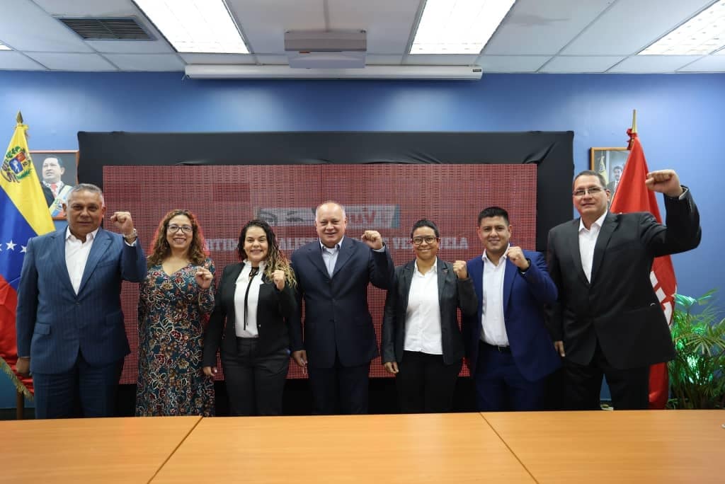 PartidoPSUV's tweet photo. Nuestro primer vicepresidente, Diosdado Cabello participó en compañía de algunos miembros de la Dirección Nacional en una videoconferencia entre los partidos parlamentarios de Rusia y países latinoamericanos 🚩🚩🚩

@dcabellor 
#RusiaYVenezuela https://t.co/KmJKSLYRZd