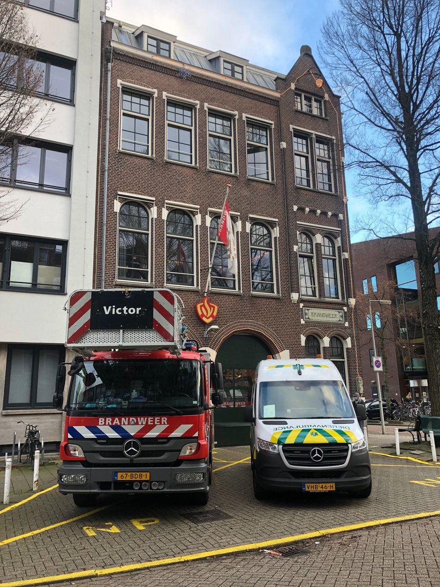 Met afstand op de foto, maar zij aan zij voor dieren.

Bedankt helden van <a href="/BrandweerAA/">Brandweer AA</a> <a href="/GB_Amsterdam/">Gezamenlijke Brandweer Amsterdam</a> voor alle reddingsacties waarin samen mochten werken Fijne dagen gewenst #Kerst #Kerstmis #Vrijwilligers #Dierenambulance &amp; #KazerneVictor #Amsterdam