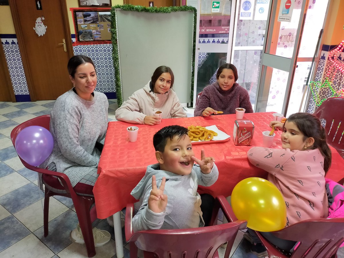ASOCIACIONRUTAS's tweet photo. ¡¡Merendando chocolate con churros invitados por las Asociación de vecinos del barrio como despedida del año!! ☕🥨😋 #CaixaProinfancia #sevilla #infancia #educación #cpinortesanlazaro #labachillera @FundlaCaixa https://t.co/1L6AIa40LE