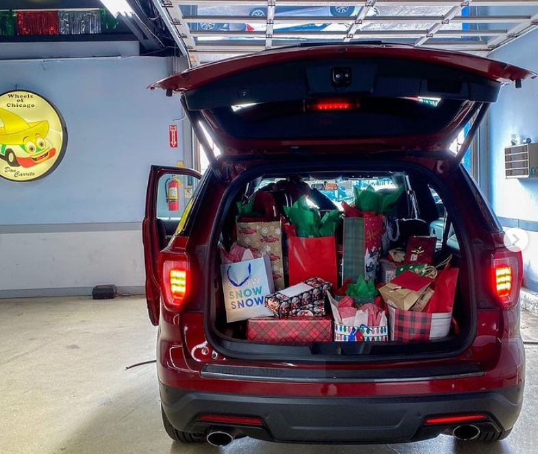 OnDevon_'s tweet photo. .@WheelsofChicago donated gifts to Lawrence Hall Youth Services for the holidays. Thank you, Wheels of Chicago, for always being willing to help our community!

Visit their site if you’re looking to give yourself the gift of an affordable car this season: https://t.co/fc5QWhUgnp https://t.co/daBxcMM0X9