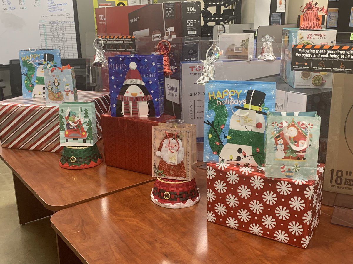 HomeOakbrook's tweet photo. 🌟🎄🎁HOLLY JOLLY WEEK🎁🎄🌟

We had a great time celebrating our hard working associates this holiday season! Congrats to all our winners!! 
#HappyHolidays @sroberson76 https://t.co/00Fvi1bcZy