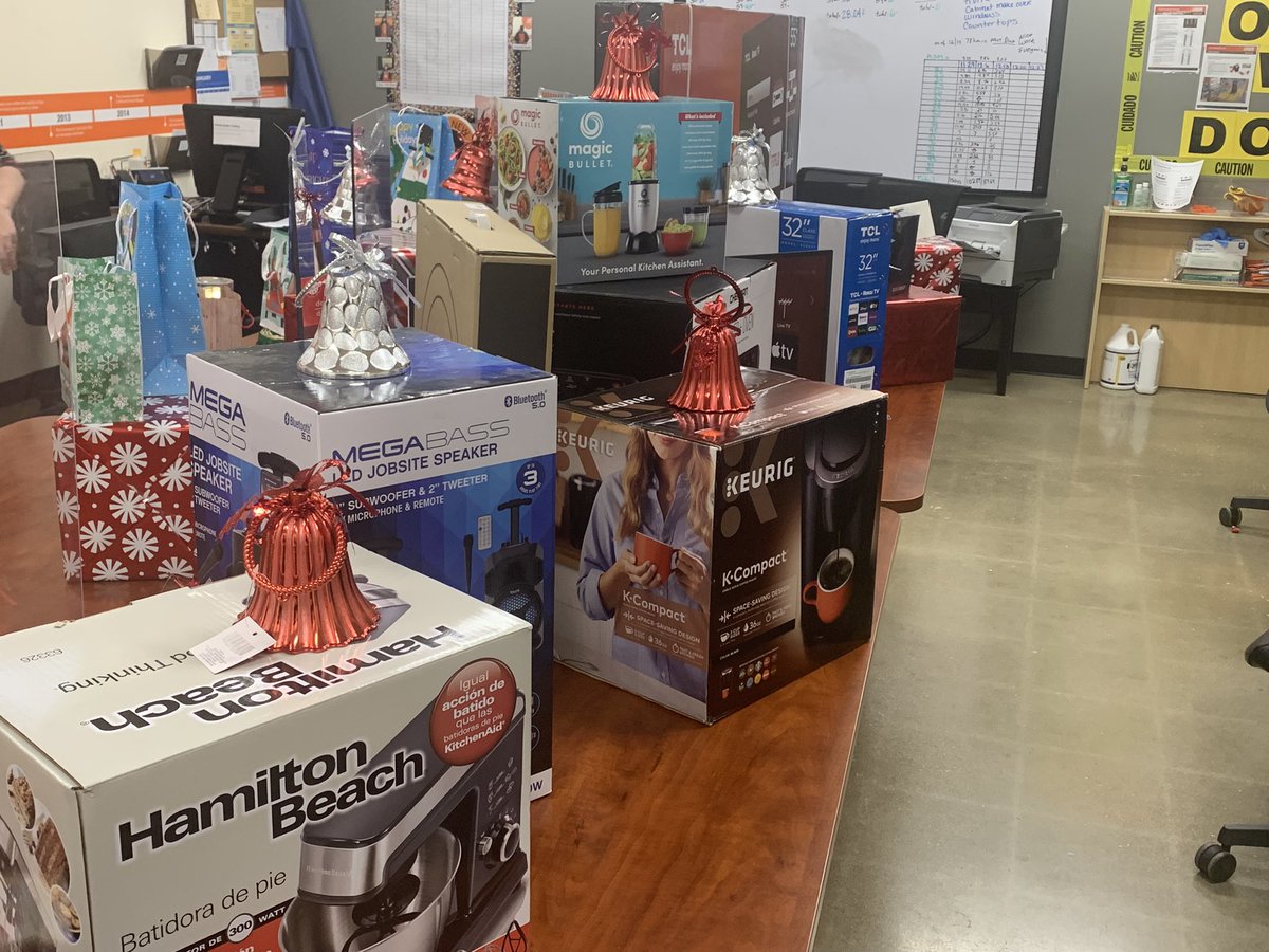 HomeOakbrook's tweet photo. 🌟🎄🎁HOLLY JOLLY WEEK🎁🎄🌟

We had a great time celebrating our hard working associates this holiday season! Congrats to all our winners!! 
#HappyHolidays @sroberson76 https://t.co/00Fvi1bcZy