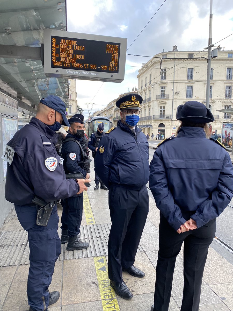 #COVID 
✅ Respecter les règles sanitaires pour limiter la propagation du virus 
⚠️Renforcement des contrôles : ce midi à #Montpellier - Ecusson avec la <a href="/PoliceNat34/">Police nationale 34</a> :
- 6 bars/restaurants mis en demeure
- 5 pers sans passe sanitaire
- 1 faux passe
➕1 procédure travail dissimulé