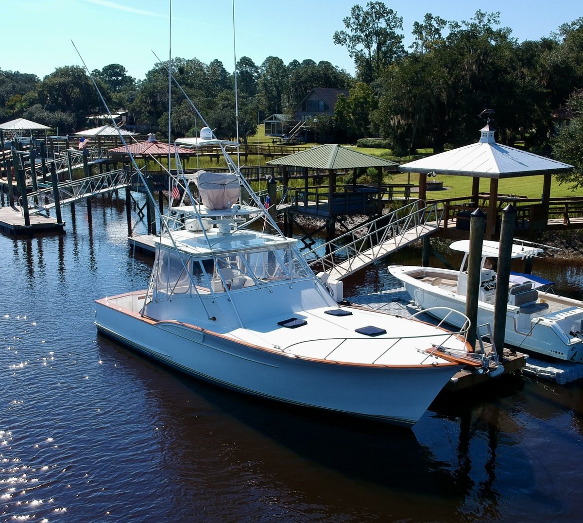 BluewaterYS's tweet photo. This 1994 Buddy Davis 44 express is a prime example of a tried and true custom Carolina boat, built in Wanchese, NC. "High Cotton" is a one of kind express boat that has been well maintained and is now ready for the next owner! #buddydavis
https://t.co/XH3jemip3w https://t.co/kWEdKKoU1d
