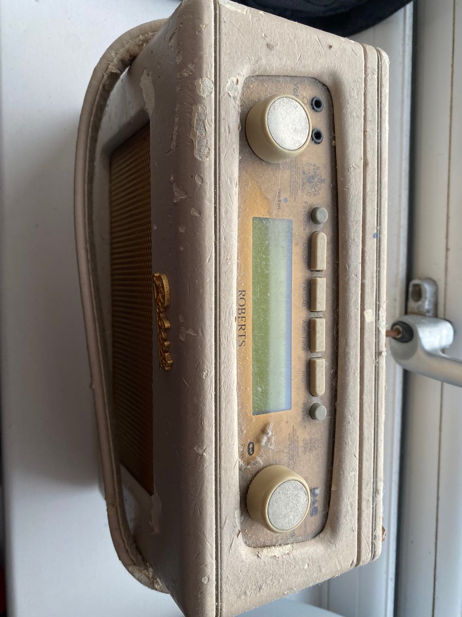 kateplowright89's tweet photo. @RobertsRadioUK I’ve had this radio for years and all the leather has peeled off!! Really gutted as it was a gift from my dad who has since passed away so really don’t want to get rid of it. Any advice? https://t.co/XN8NHpJPUM