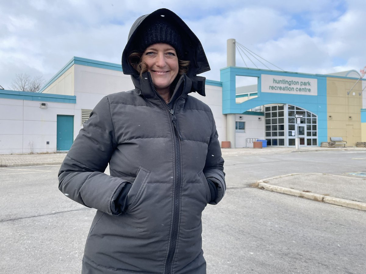 lisahepfner's tweet photo. Say hello to Carrie, one of the screeners at today’s pop-up vaccination clinic at Huntington Park Rec Centre. The advice being given today to those receiving their vaccines is to remain vigilant over the holidays and follow #HamOnt Public Health guidelines:https://t.co/hVHE2ckhp9 https://t.co/gR6SdNsc7L