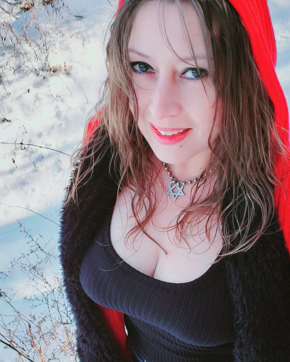 klblake77's tweet photo. Winters here!

#winter #winterinmaine #mainewinter #maine #redhoodie #RedHood #Winter #snow #poet #writer #klblake https://t.co/Rv0DRcuciE