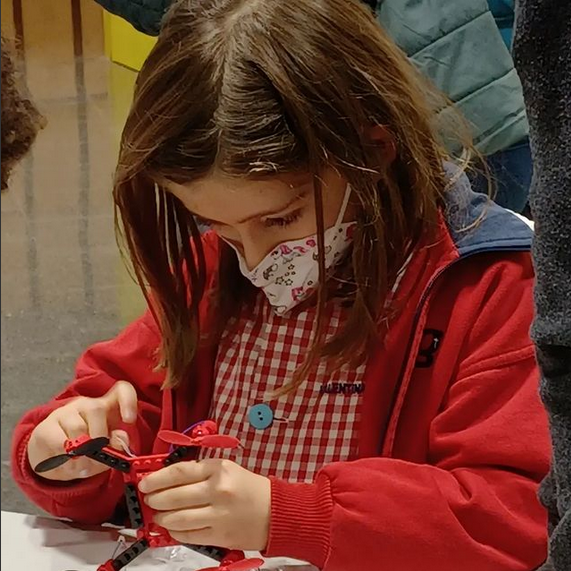 HEMAVFoundation's tweet photo. 🫂 SENSIBILIDAD Y COMUNIDAD alrededor de la salud mental.

🎉 Más de 50 participantes y más de 1.000 euros recaudados en las tres actividades de la jornada ‘Drons que trenquen murs’ para @la_marato . ¡Gracias a todos por acercaros en la tarde del viernes pasado! https://t.co/SMcH6uM3rZ
