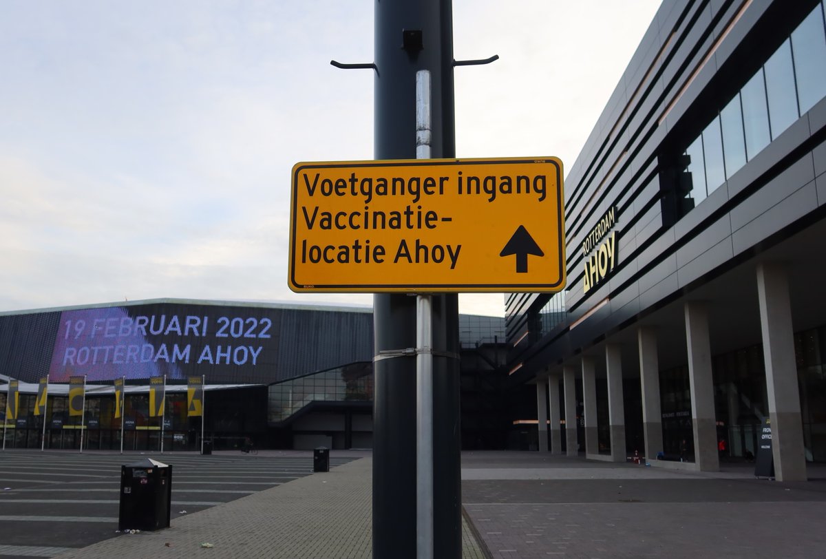 marcellodipotti's tweet photo. Voetganger Ingang (enkelvoud), bij @rotterdamahoy. Ze zullen toch niet denken dat ik de enige ben die zich volgende week op deze toplocatie laat boosteren? 😷💉🩸
#boosterboy #Pfizerfan #Rotjeknorremans https://t.co/olCQ6eqRvg