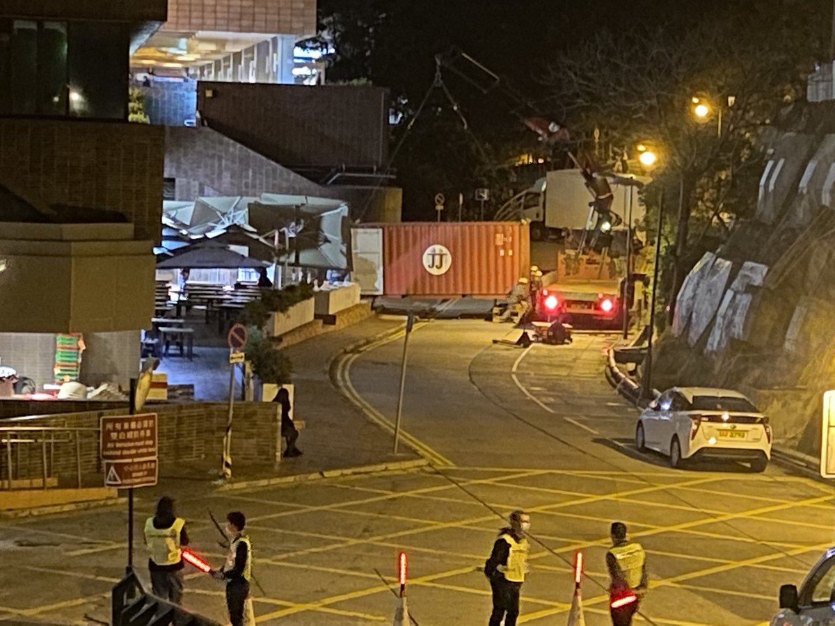 amyipkaman's tweet photo. Truck and crane are seen in the loading area, seemed the pillar of shame is going to be destroyed and moved out of HKU tonight. https://t.co/60lOEkIgKz