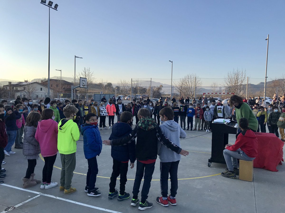 ie_martamata's tweet photo. Acomiadem el trimestre amb la tradicional cantada de nadales davant les famílies! Un dia ple d’il.lusions, somriures i alegria! BONES FESTES i FINS L’ANY QUE VE!!! #PrimIEMM #InfIEMM https://t.co/UK3Sl0a0Jg
