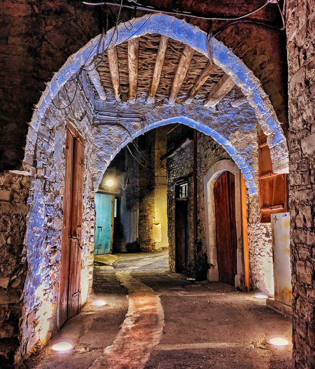 Beautiful arches and wooden roofs means traditional cypriot architecture at its best. ✨Find out more about Cypriot rural life here: visitcyprus.com/index.php/en/d… 
#visitCyprus #Lefkara 
📷 <a href="/airplaneandie/">Andrea Robinson</a>
