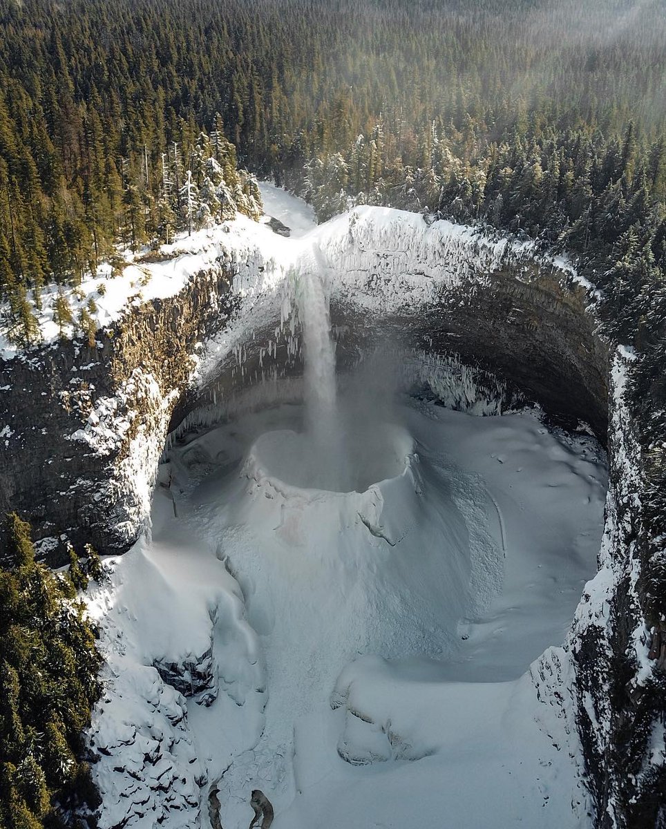 Canada's tweet photo. The Helmcken Falls, hidden away in the Cariboo mountains, #BritishColumbia, are one of Canada’s most impressive waterfalls! The water rushes into a hollowed out cliff, where incredible cones of ice form during the winter months. #WaterfallWednesday
📸mounntaingoat/IG https://t.co/I4KqznvK9s
