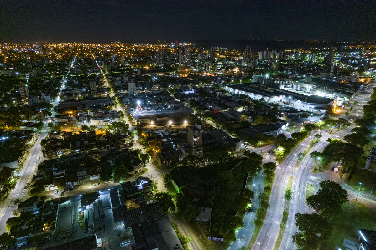 ⭐ Ya está prendido nuestro tradicional árbol de Navidad con su nueva estrella que ilumina la ciudad de Santa Fe.⭐
¡Los invitamos a todos a verlo! 🎄
Necochea 2840/44, ciudad de Santa Fe

Ph: <a href="/obsesivamente/">Obsesivamente</a>

#cacaoelquilla #estrella #arboldenavidad #santafeciudad #santafecapital