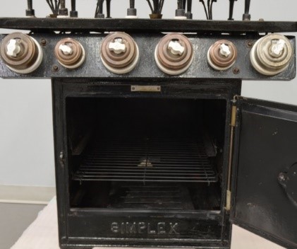 ScitechCanada's tweet photo. #DeLaCollection
Cette cuisinière électrique de Simplex Electric Co est l’une des premières cuisinières électriques commerciales. Elle a possiblement été utilisée lors d’une réception de Sir Adam Beck pour célébrer l’arrivée de la distribution publique d’électricité en Ontario. https://t.co/HzBR2xv6P8