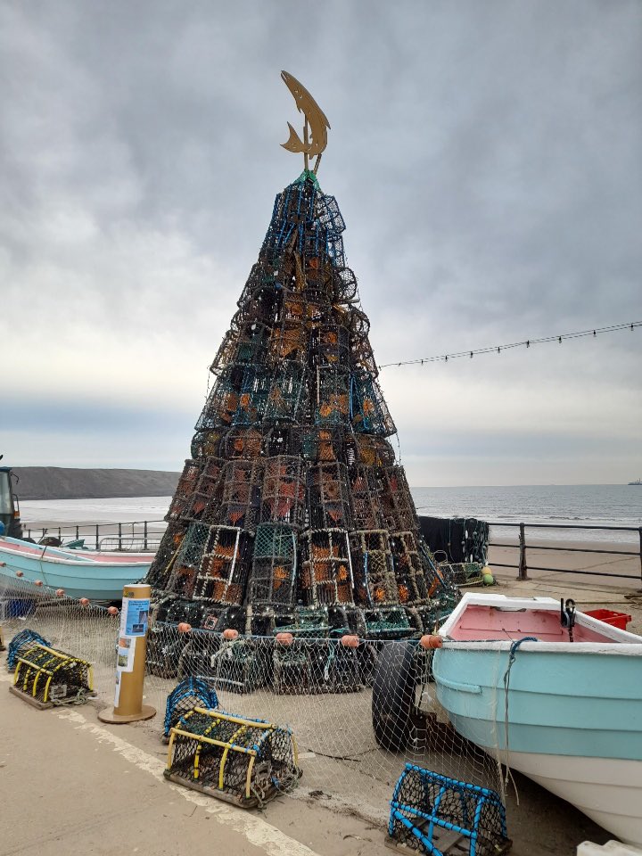 My favourite Yorkshire seaside town <a href="/Filey_UK/">Filey_UK</a> nailed it with this lobster pot Xmas tree; about as festive as it gets!