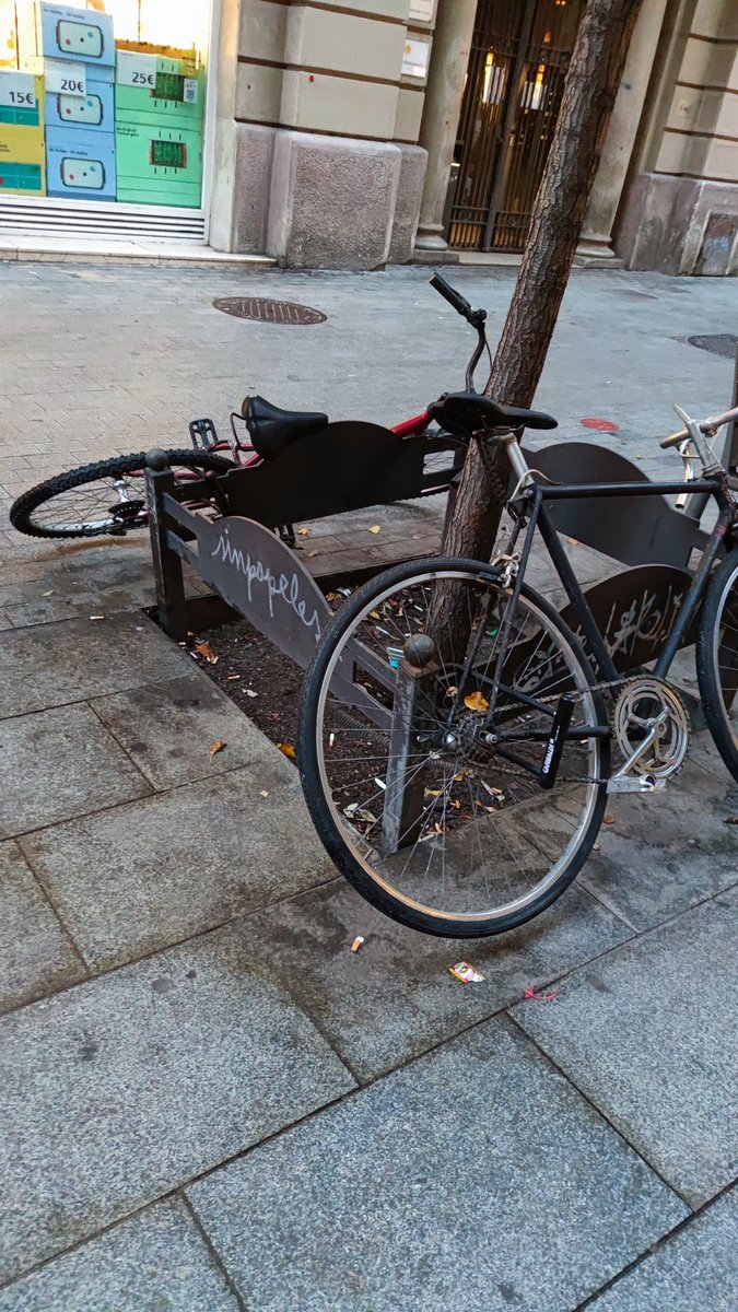 BcnXTothom's tweet photo. Carrer COMTAL, al bell mig de la #Barcelona que hauria de fer patxoca, encara més per festes. Què lluny queda aquell temps on es cuidava la NOSTRA ciutat.
#RESCATEMLACIUTAT ja! de les mans dels qui la volen desfeta i humiliada! https://t.co/v2zZyj4nHa