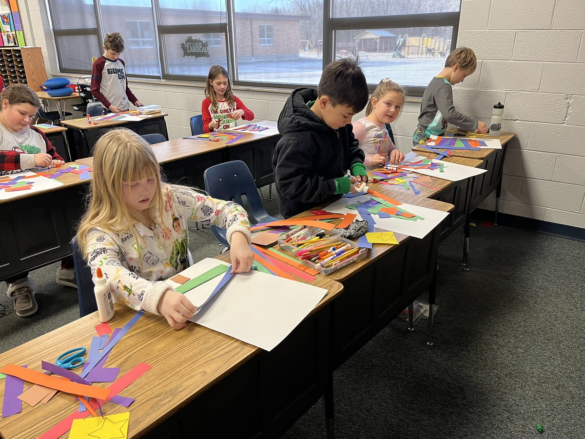 MsLindahl4's tweet photo. Holiday crafting! 🎄#RaiderStrong @PCSD_LN https://t.co/9XG5KHjm8C