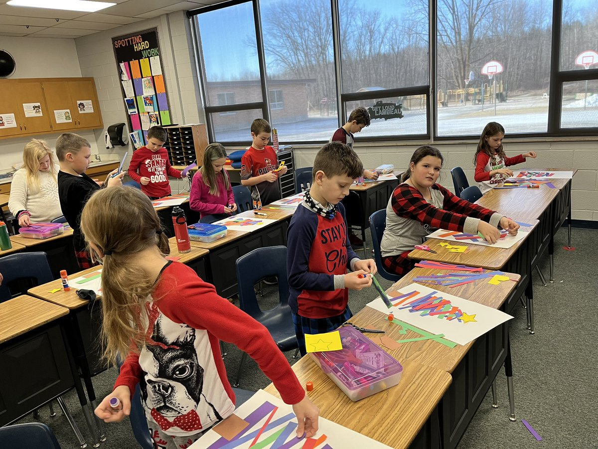 Holiday crafting! 🎄#RaiderStrong <a href="/PCSD_LN/">Lannoye Elementary</a>