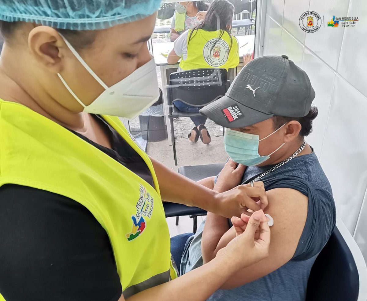 MuniSPS0501's tweet photo. #NoBajemosLaGuardia

Ven y vacúnate contra la #COVID19 en nuestros Macros Distritos Municipales de Salud Las Palmas y 6 de Mayo en #RiveraHernández.

También en los centros de salud Río Blanco, Sandoval Sorto y Lomas del Carmen en #SanPedroSula.

#Vacúnate 💉 https://t.co/0lFC026sr8