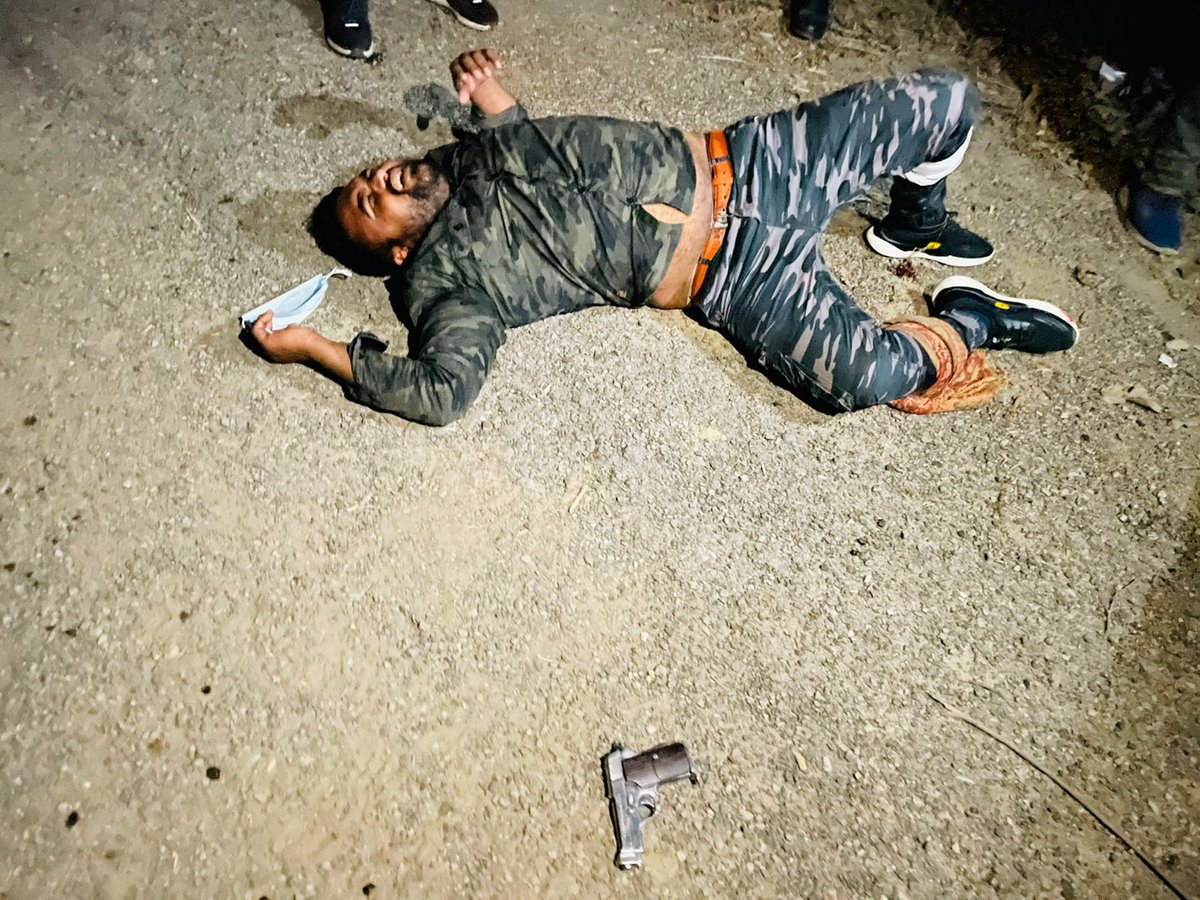 noidapolice's tweet photo. थाना बीटा-2 ग्रेटर नोएडा पुलिस व ब���माशों के बीच हुई मुठभेड़ में 25-25 हजार रूपये के 02 इनामी बदमाश कौशेन्द्र व भोला उर्फ सुमित पैर में गोली लगने से घायल व गिरफ्तार, चोरी की मोटरसाइकिल,अवैध हथियार मय कारतूस बरामद। https://t.co/x2rbK75y5Q