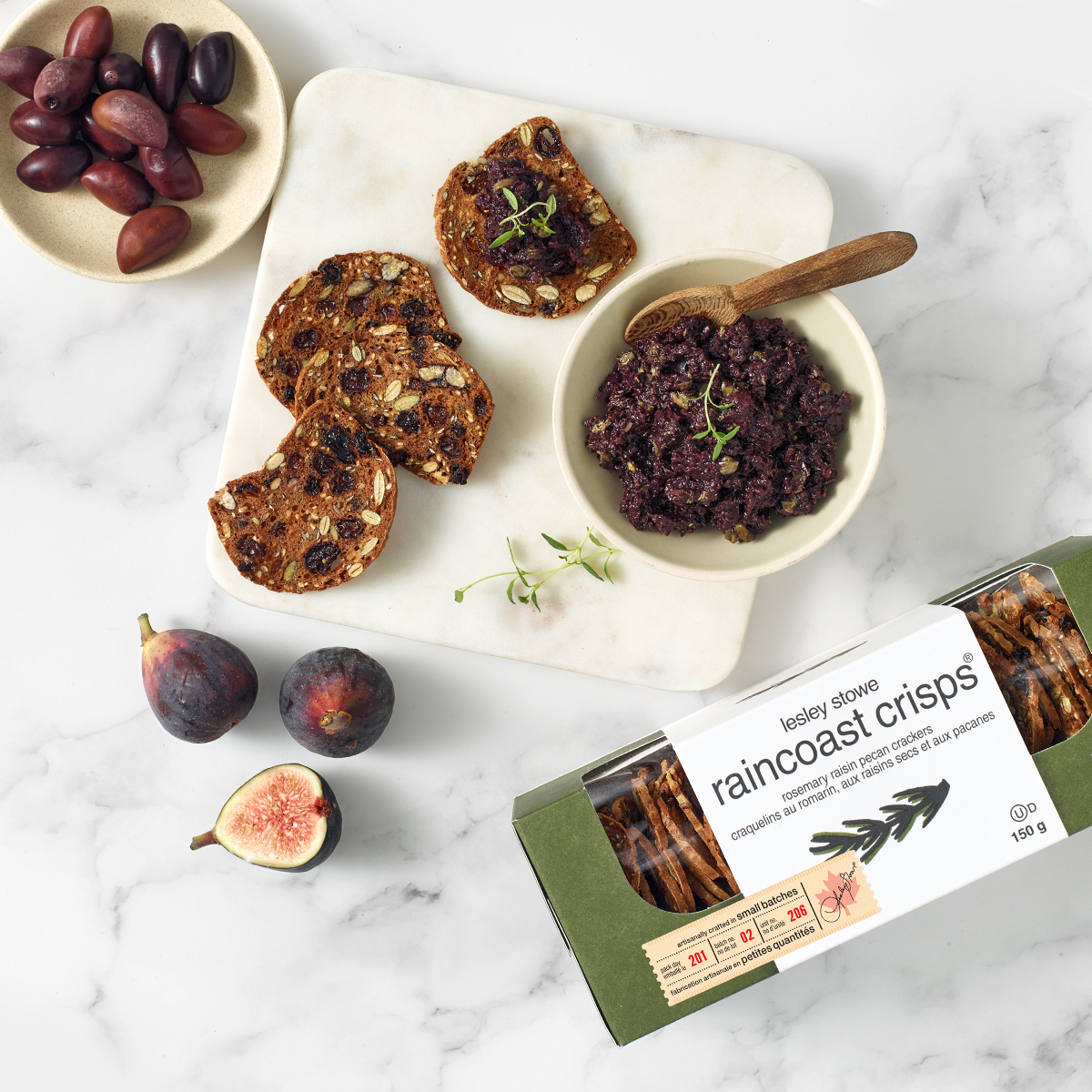 Recevoir n’a pas besoin de prendre tout votre temps. Lorsque vos invités arriveront en fin de semaine, offrez-leur une tapenade d’olives et de figues accompagnée de vos raincoast crisps® préférés et d'un cocktail festif. #raincoastcrisps #conversationcroustillante
