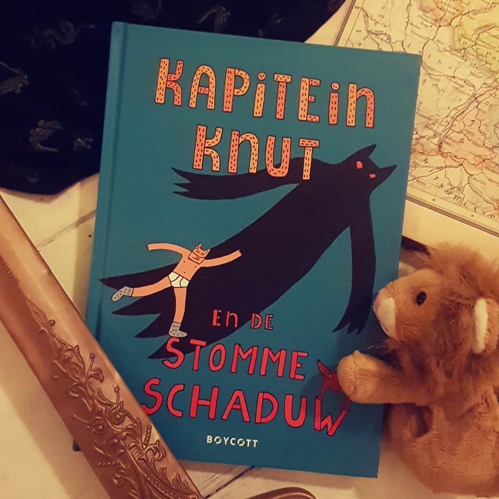 kinderboekbaas's tweet photo. 'Kapitein Knut en de stomme schaduw' van Victor Engbers, een lekker bizar en buitengewoon kleurrijk avontuur. Lees de recensie nu op de kinder.boekenbaas.
.
.
#gevaar #prentenboek #avontuur  #spookjes #draak #schaduw #verjaardag #hond #spannend #stom #re… https://t.co/2suCFwHAtA https://t.co/7tzZeaTJfu