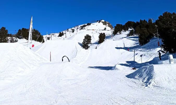 Un petit top to bottom sur le Sunset Park de <a href="/Chamrousse1700/">Chamrousse</a> alors que le snowpark mythique vient enfin de rouvrir, et ça fait plaisir! buff.ly/3pluMpO