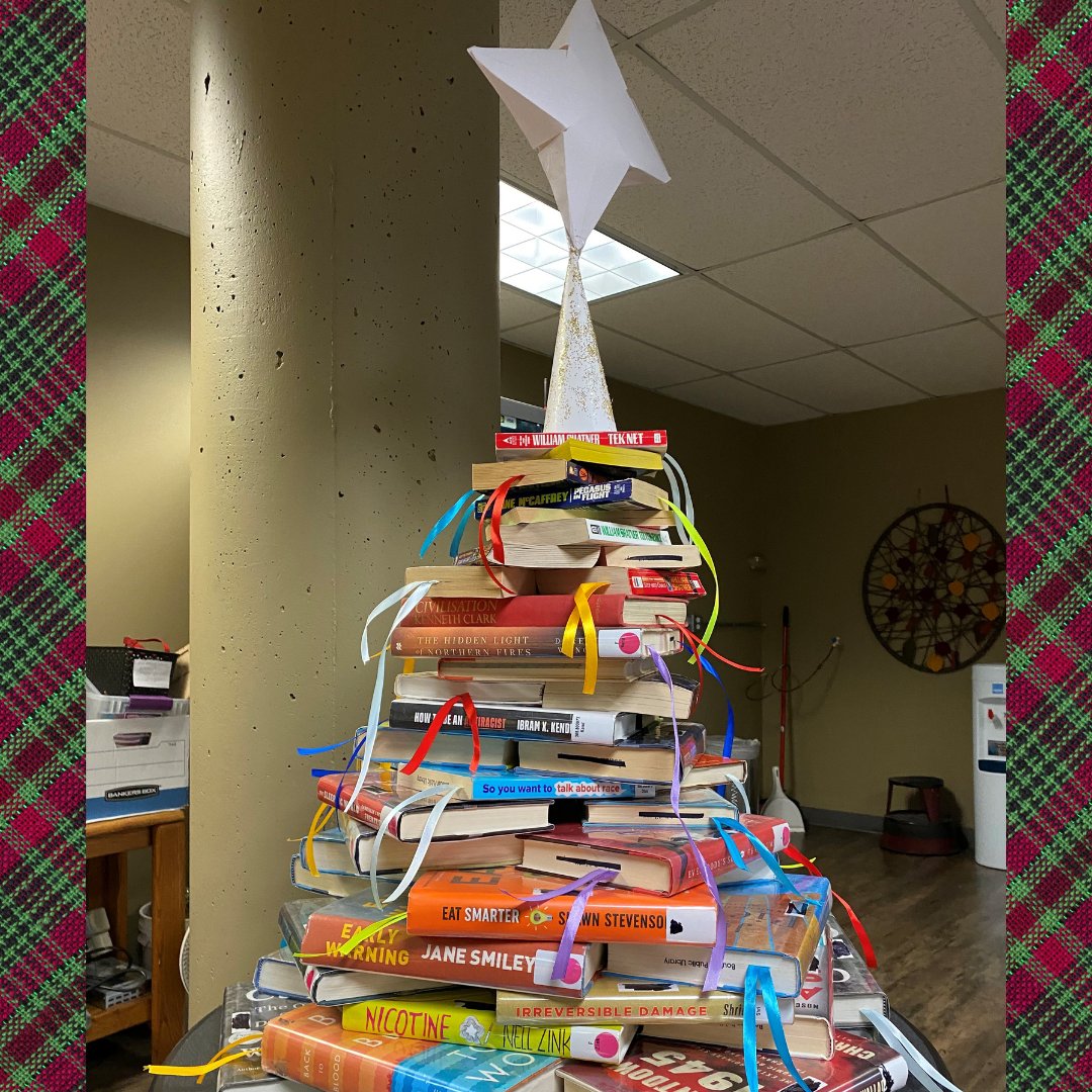 boulderlibrary's tweet photo. We โค๏ธ this book tree stacked and decorated by library staff! We're definitely feeling festive โ #BoulderCO #Libraries #BookTree #Boulder https://t.co/lkZejbcSYg