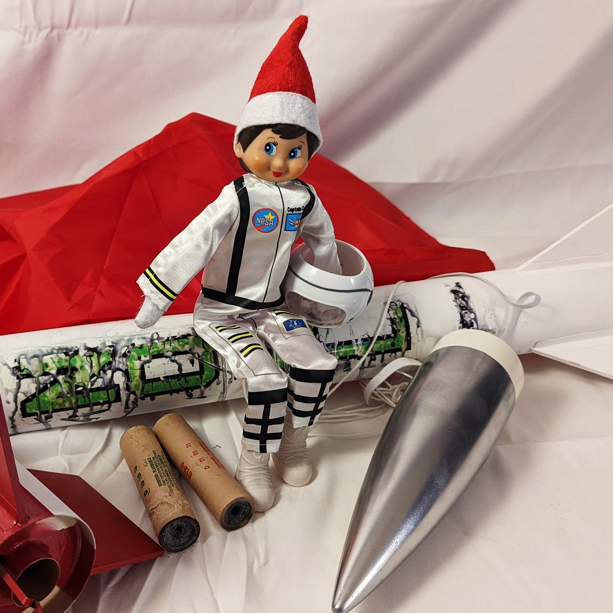 AFResearchLab's tweet photo. ROSA successfully tested the G.I.F.T. system with the help of the NOEL rocket and boy was it a blast!
If you missed the official launch video, search through our #AFResearchLabElf hashtag and check it out!
#ROSAtheElf #ElfontheShelf #RocketTest https://t.co/AGJPKRBKAA