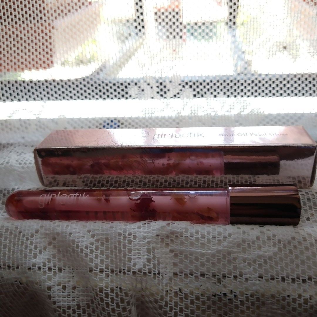 pacstl7's tweet photo. Well specifically I did not find my gloss at the base it has petals. Aroma of wild flowers, the typical gloss, only more beautiful and less sticky. https://t.co/ToiBYRZlW1 https://t.co/0VQlwibGWd