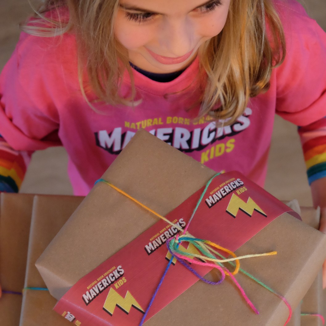 Give the greatest gift this holiday season – good friends, good times, good snacks! 🎁

🛒: mavericks2nacks.com + @wholefoods <a href="/amazonprimenow/">Amazon Prime Now</a> @thrivemarket <a href="/hungryroot/">Hungryroot</a> 

#naturalbornsnackers #snacklikeamaverick #wholesomejustgotawesome #junkfreezone #kidsnacks #snackattack