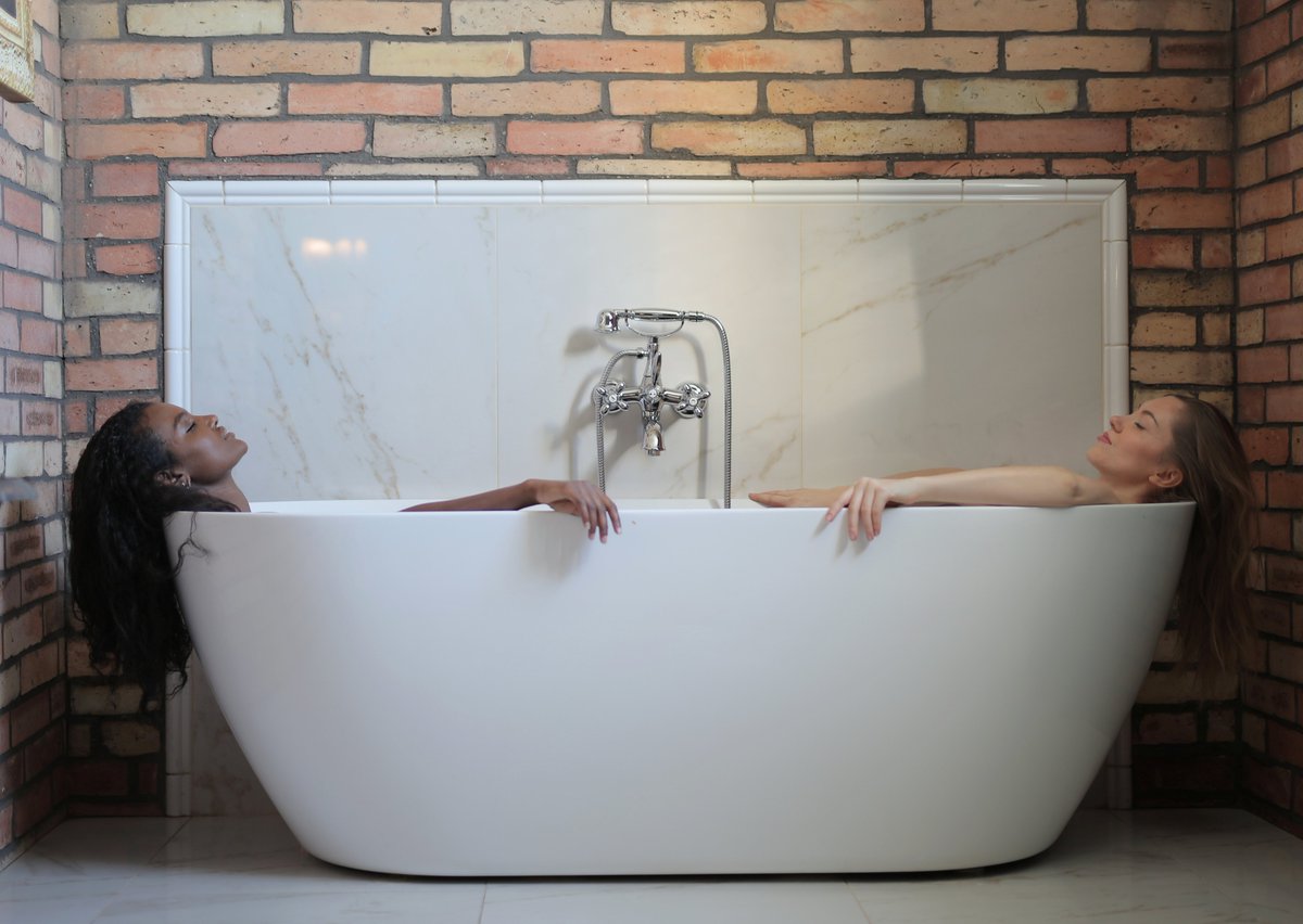 52LovePodcast's tweet photo. As we approach the end of the month, take some time to wash away the stress that often accompanies these activities by getting wet, hot, and steamy with your partner.
🛁
#52Love #RelationshipGoals #couplesgoals #Love  #The52LovePodcast #Romance #hottub #jacuzzi https://t.co/9V2I9CMxb8