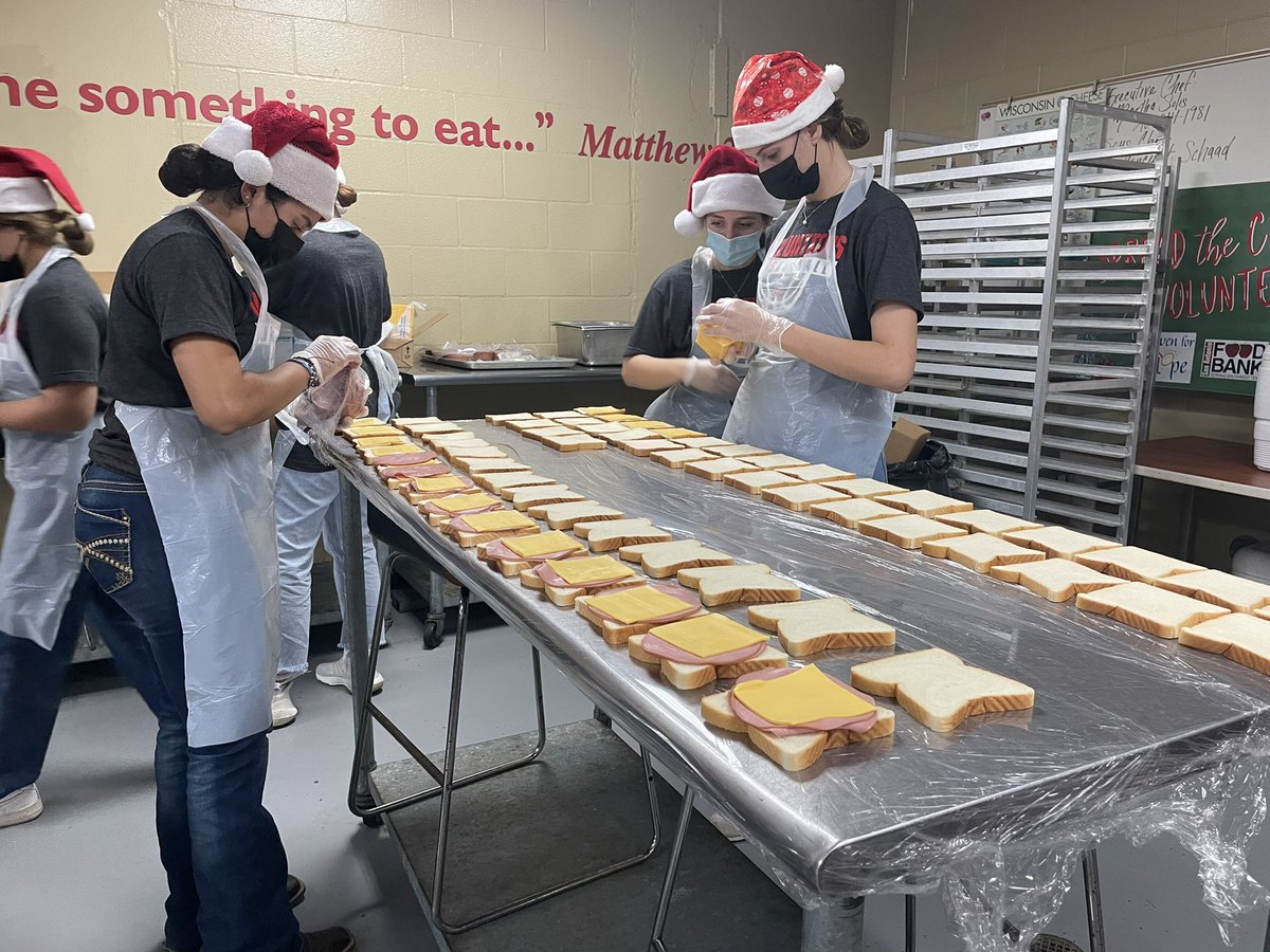 LeeVols_GBB's tweet photo. At the end of the day it’s not about what you have or even what you have accomplished . It’s about who you have lifted up, who’ve you made better, it’s about what you give back- D. Washington #ladyvolsbb #volunteers #leehs @NeisdAthletics @NEISD @leeneisd https://t.co/n8m7M2ORGj